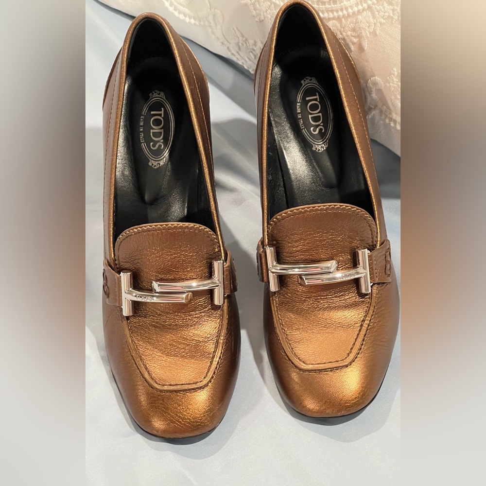 Tod's👠🔥
Tod's Metallic Bronze Leather Gomma Maxi Double T Court Loafer Pumps - Picture 3 of 17